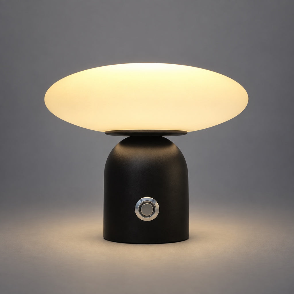 Lampe Pebble allumée, photo studio sur fond gris