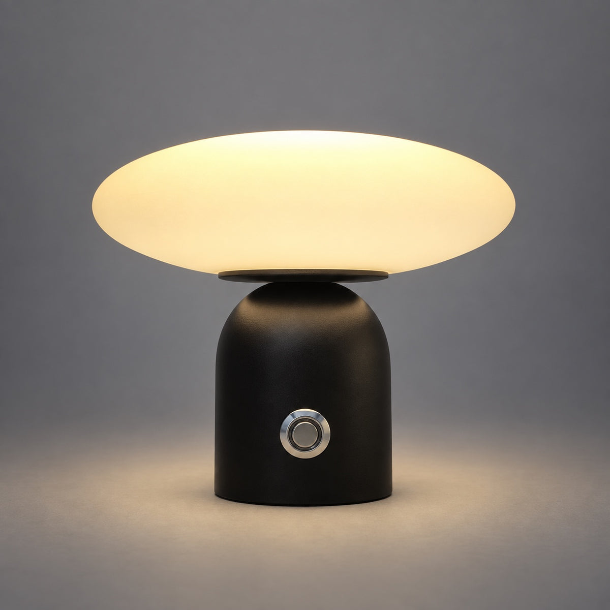 Lampe Pebble allumée, photo studio sur fond gris