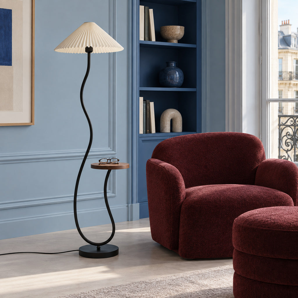 Lampadaire Tavolo près d’un fauteuil bordeaux, salon bleu, ambiance de jour