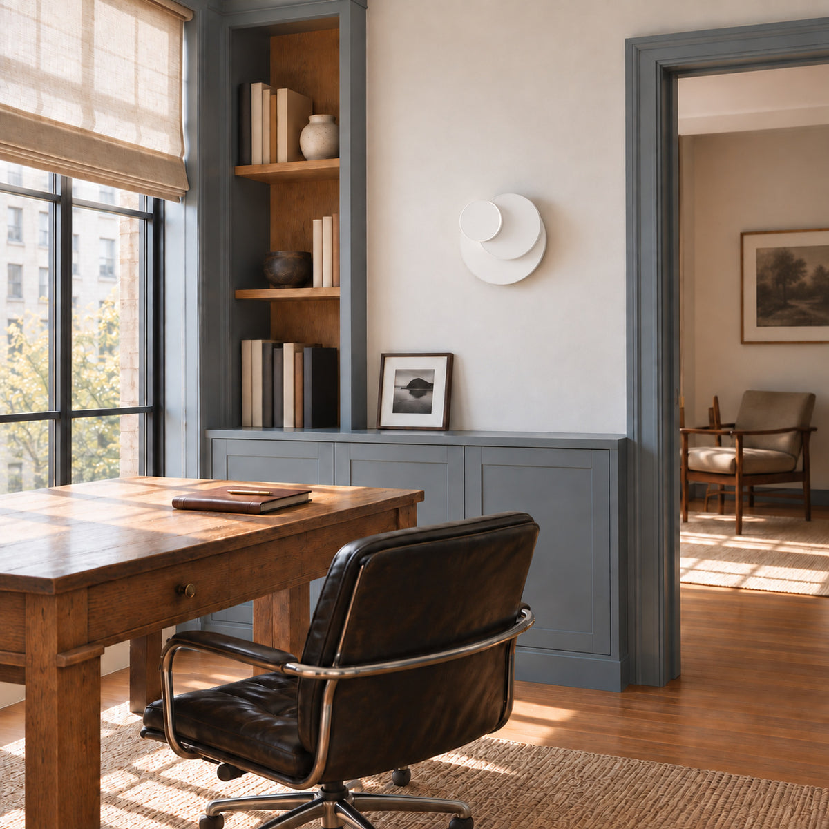 lunar-white-3 — Applique Mezzaluna dans un bureau, au-dessus d’un meuble bas