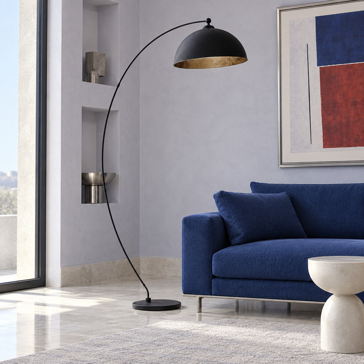 Lampadaire Inchino au-dessus d’un canapé bleu, salon, ambiance de jour