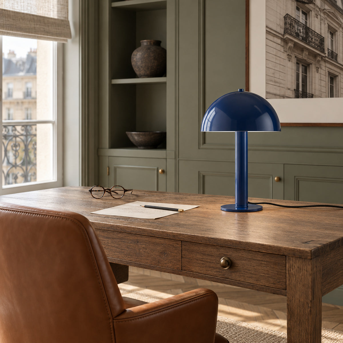 pacific-blue-2 — Lampe Lucca Pacific Blue sur un bureau en bois, ambiance de jour
