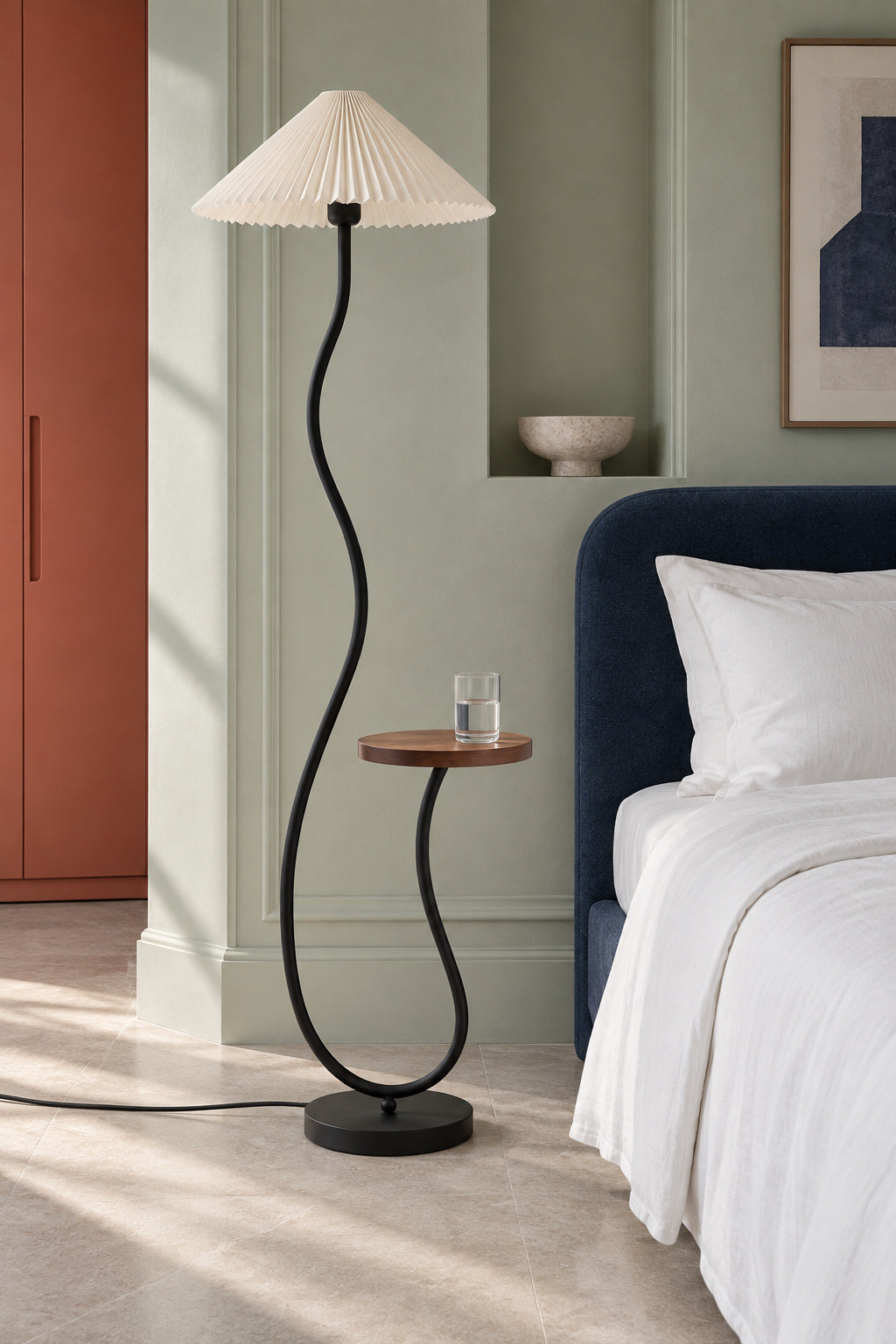 Lampadaire Tavolo à côté d’un lit, chambre vert sauge