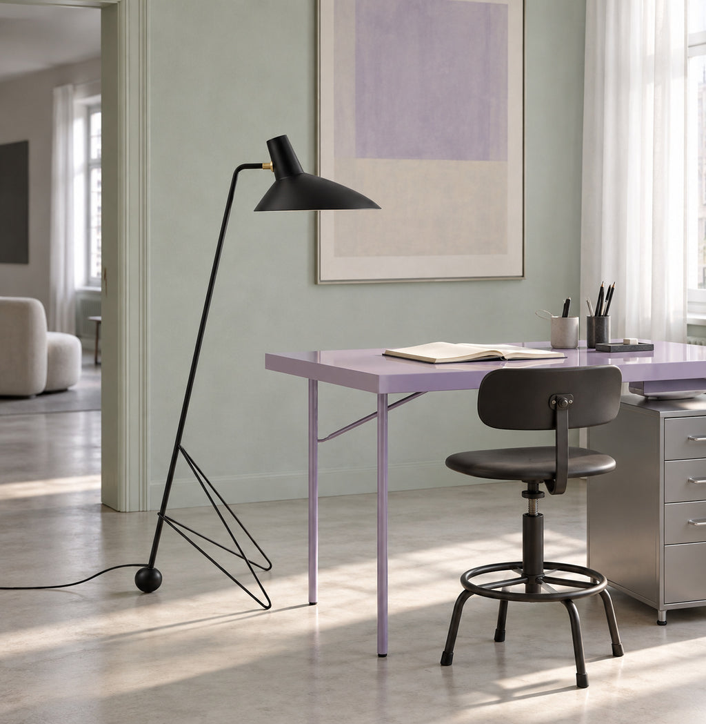 Lampadaire Trespolo à côté d’un bureau lilas, atelier vert d’eau