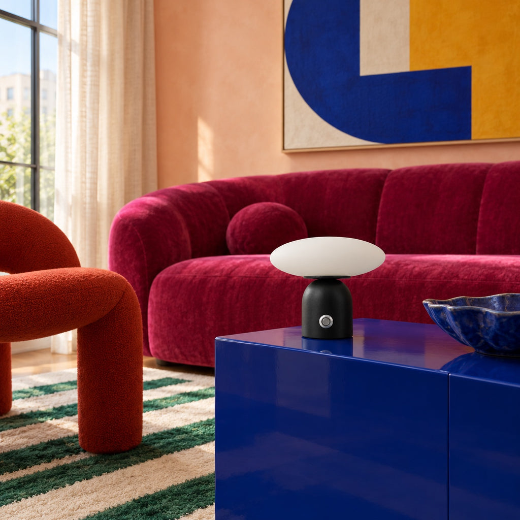Lampe Pebble sur un meuble bleu, salon au canapé rouge