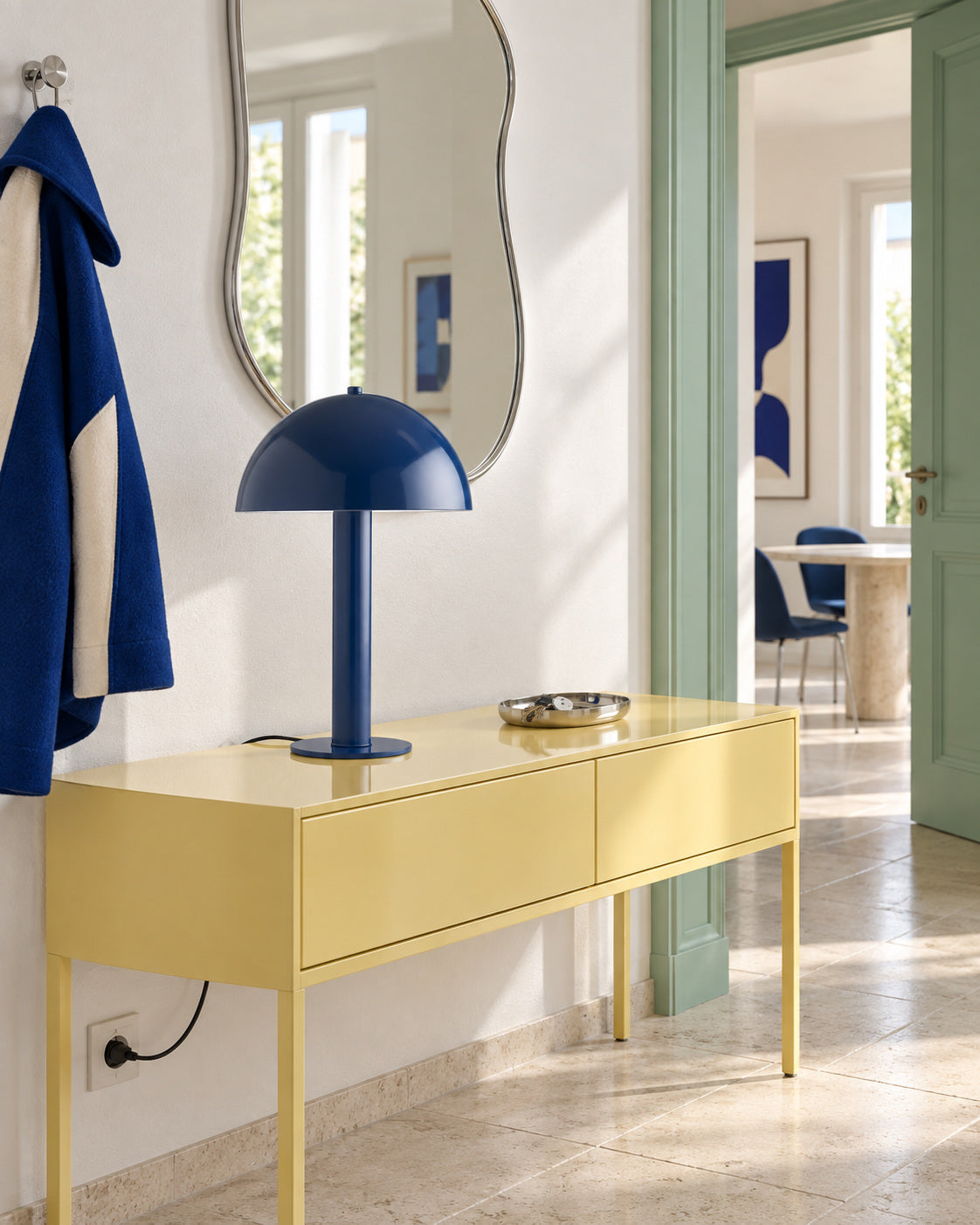 pacific-blue-4 — Lampe Lucca Pacific Blue sur une console d’entrée jaune