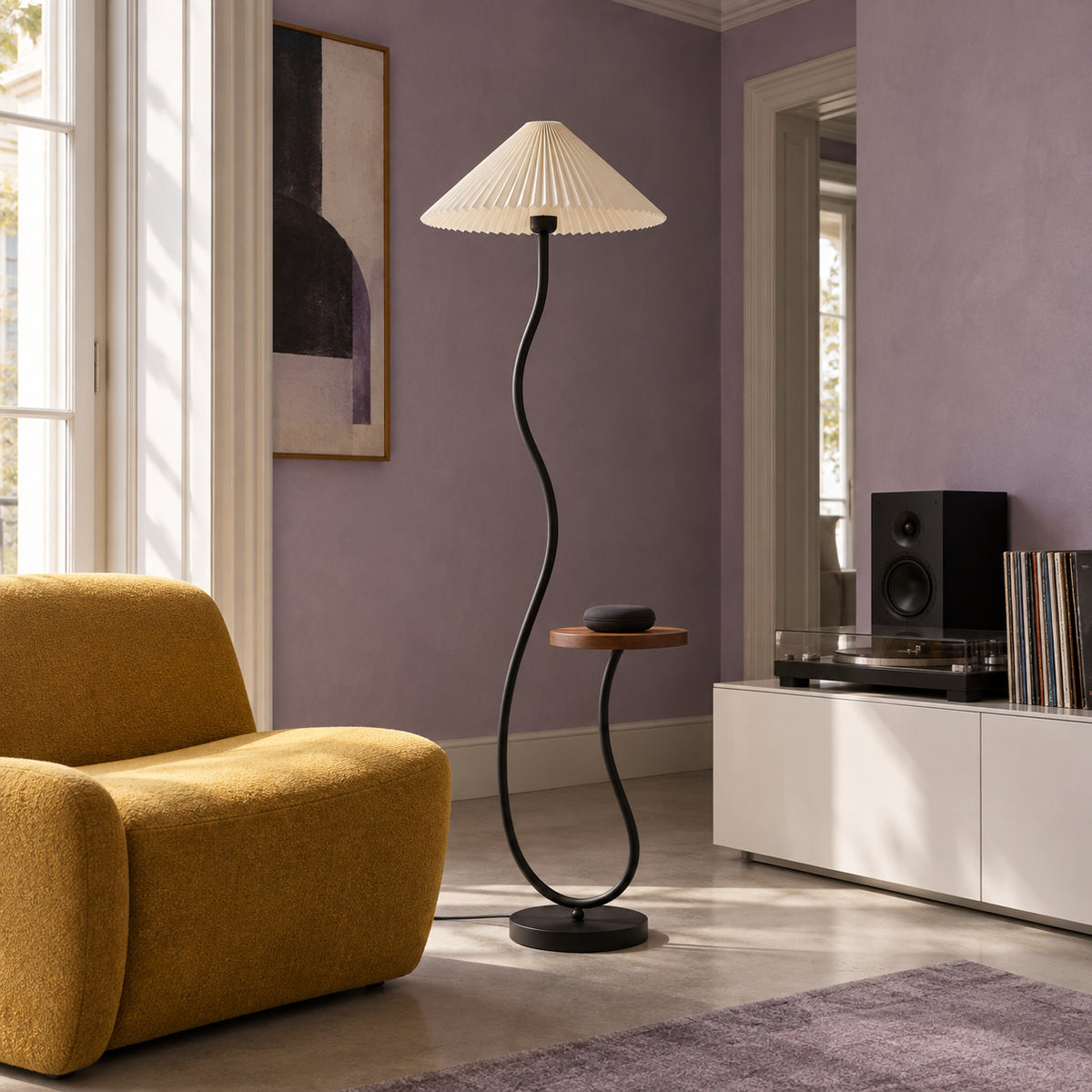 Lampadaire Tavolo près d’un fauteuil jaune, salon mauve