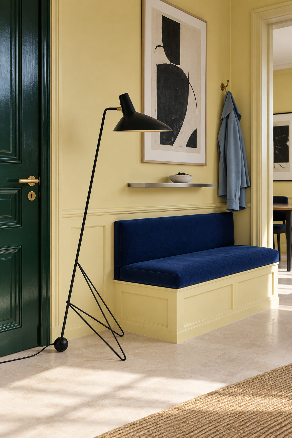 Lampadaire Trespolo dans une entrée jaune, près d’une banquette bleue