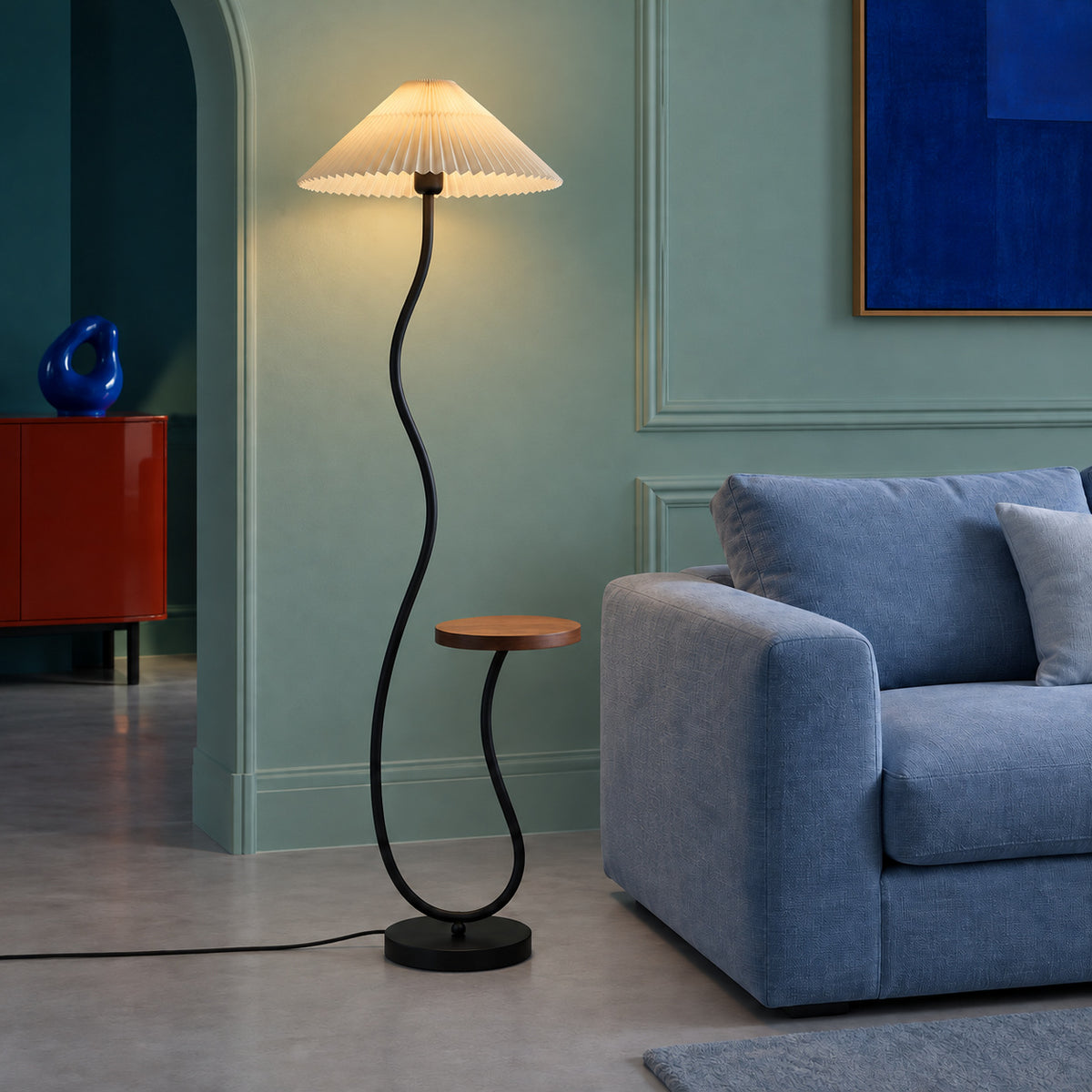 Lampadaire Tavolo allumé près d’un canapé bleu