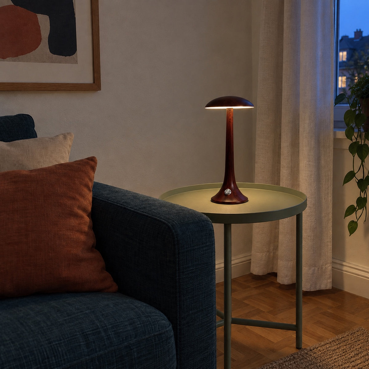 Lampe Morel allumée sur un guéridon, salon le soir