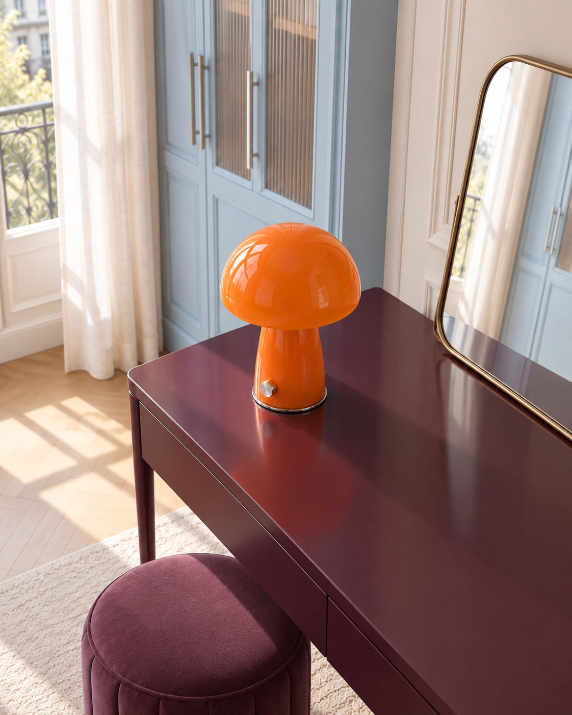 tangerine-4 — Lampe Button Tangerine sur une coiffeuse bordeaux, en journée