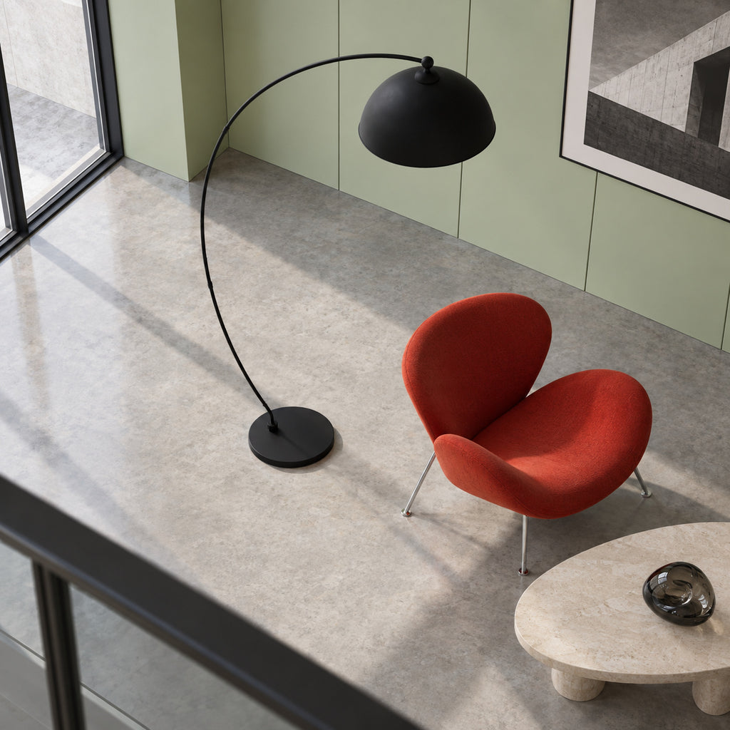 Lampadaire Inchino vu d’en haut, près d’un fauteuil rouge