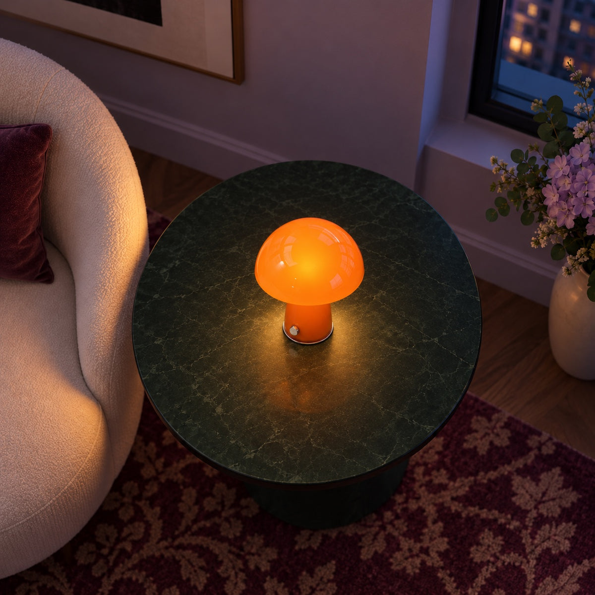tangerine-5 — Lampe Button Tangerine allumée sur un guéridon, le soir