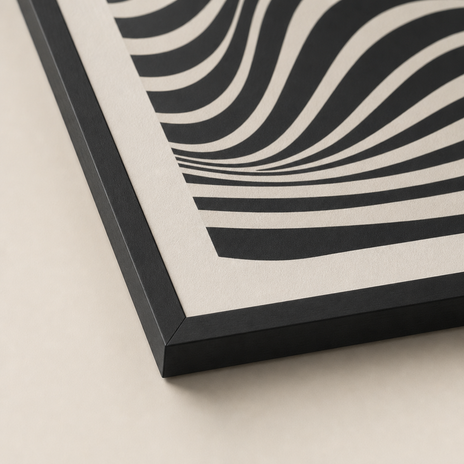 Affiche Onda encadrée en noir, vue de face : onde optique noire et crème barrée d'une bande ocre