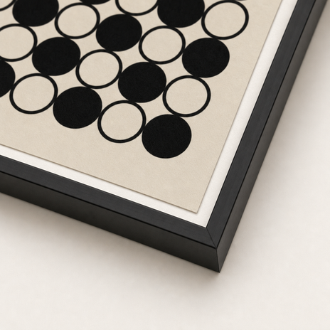 Affiche Tessera encadrée en noir, vue de face : grille de cercles noirs et crème