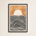 Affiche Tramonto encadrée en noir, éclairée en lumière rasante : disque pâle au-dessus d'un paysage d'ondes noires, ciel terracotta