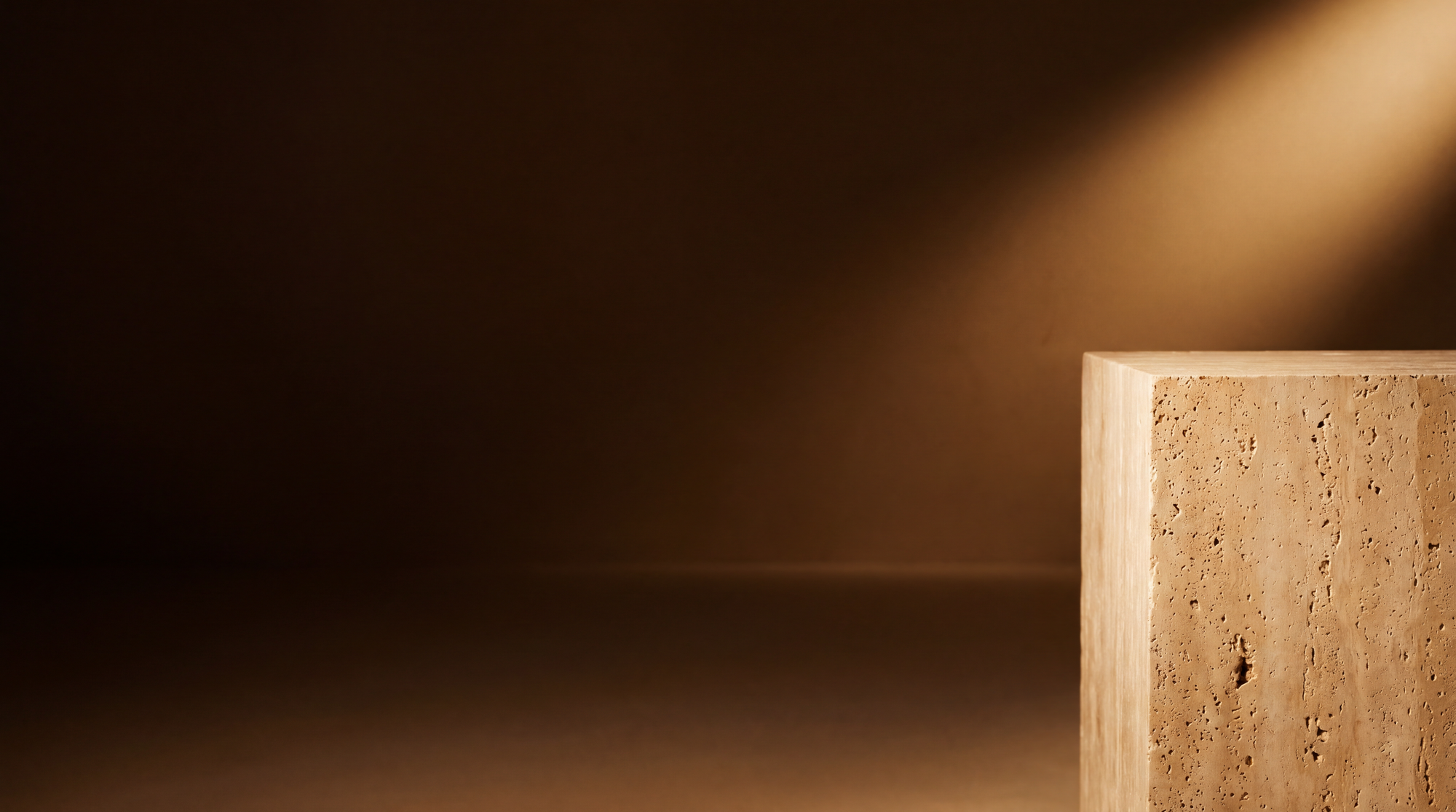 Luminaire en pierre allumé dans la pénombre, halo de lumière ambrée