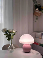 Lueur — veilleuse champignon rechargeable, lumière chaude et tamisée sur une table de chevet