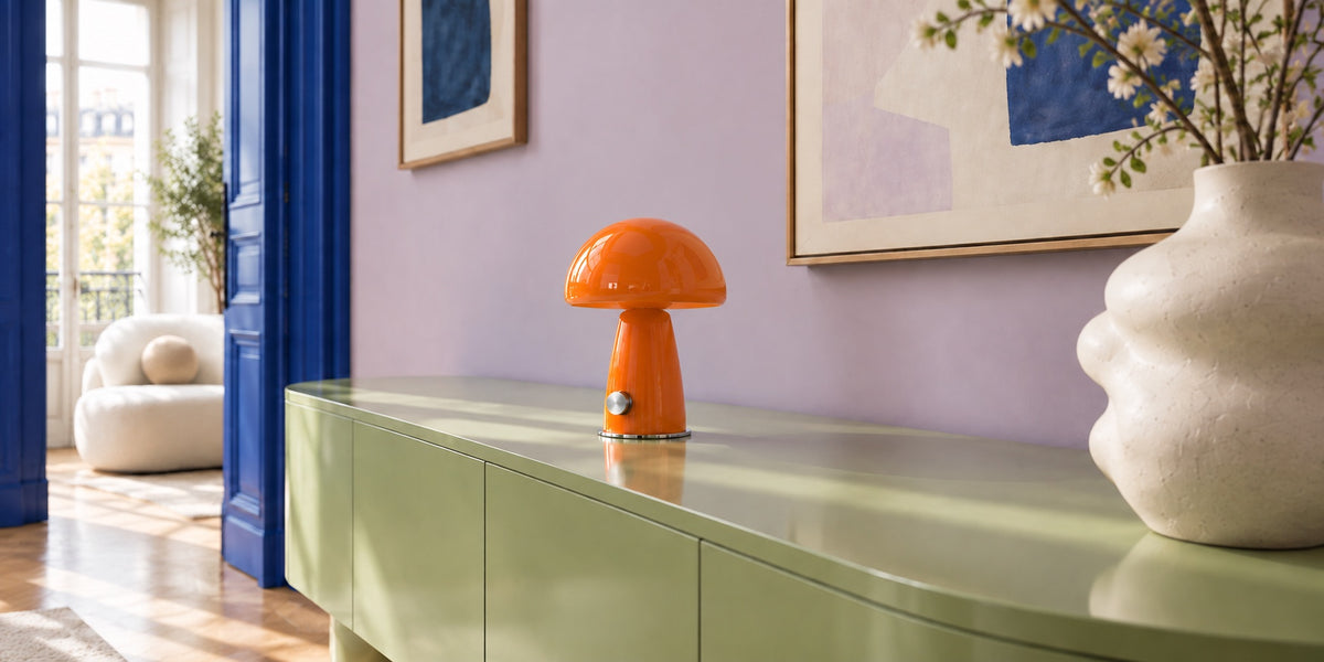 Lampe Button Tangerine sur un buffet vert amande, salon aux murs lilas