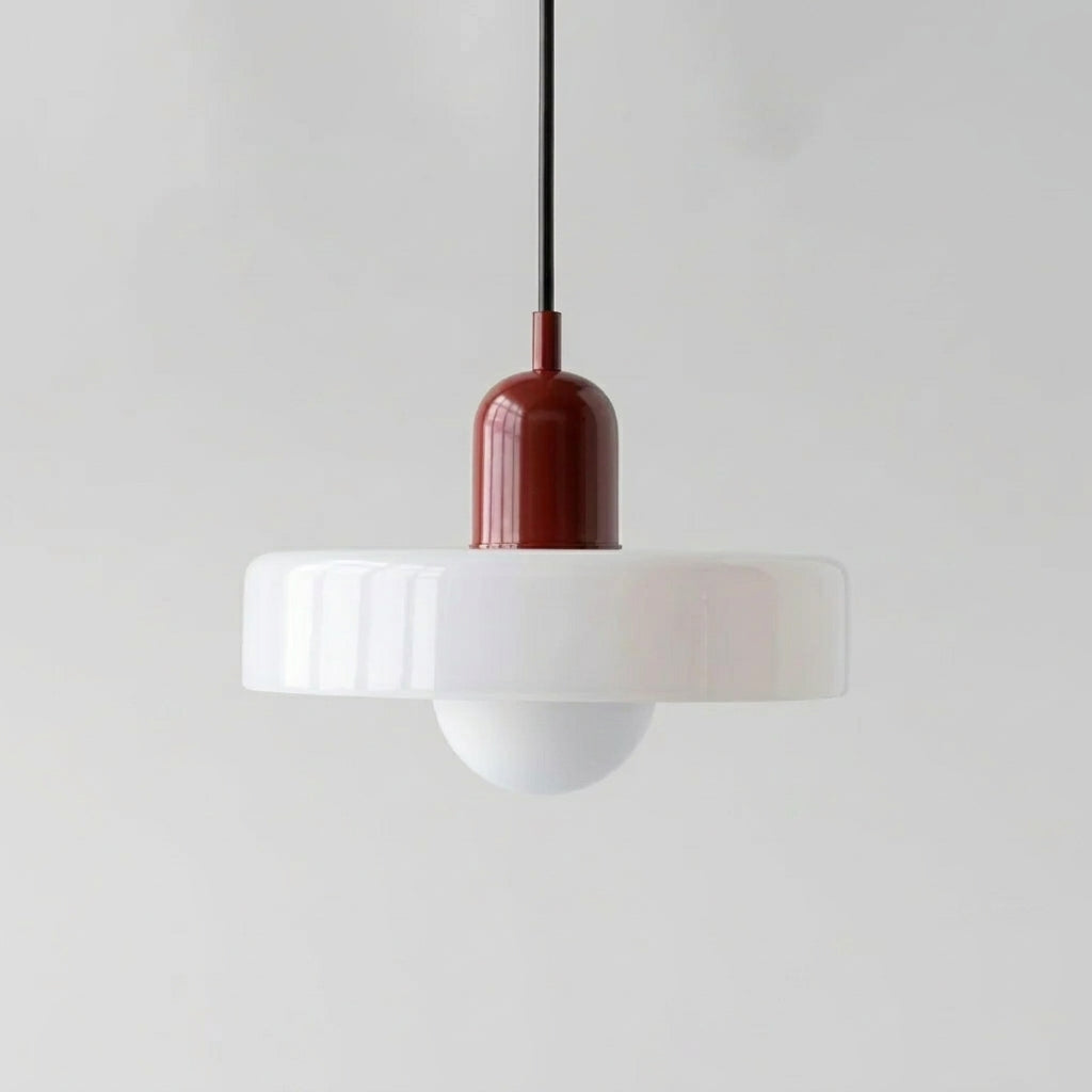 Suspension Strata : large disque de verre opalin blanc et capuchon laqué bordeaux, suspendue à un câble noir