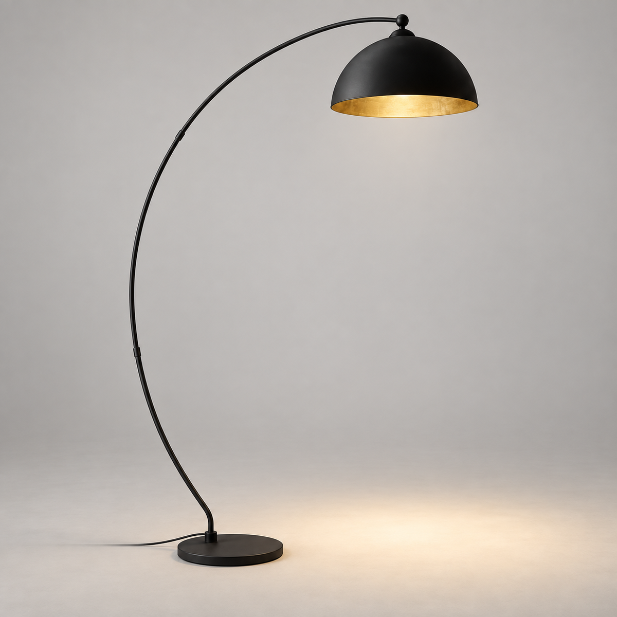 Lampadaire Inchino allumé, photo studio sur fond gris