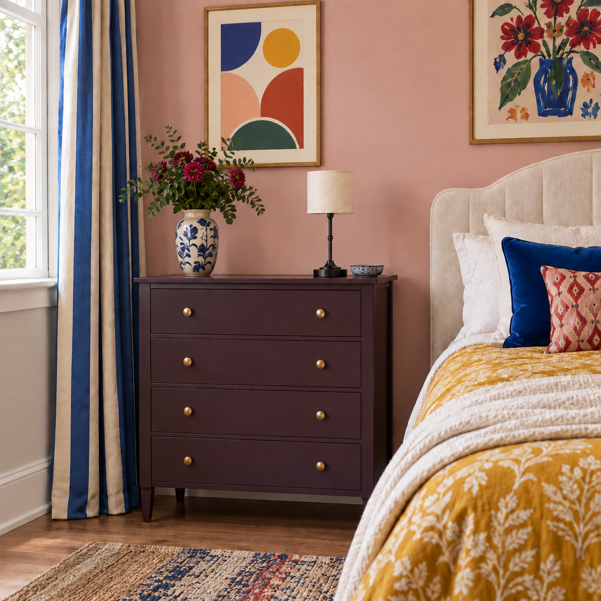 obsidian-3 — Lampe Mayfair noire sur une commode prune, chambre aux murs roses