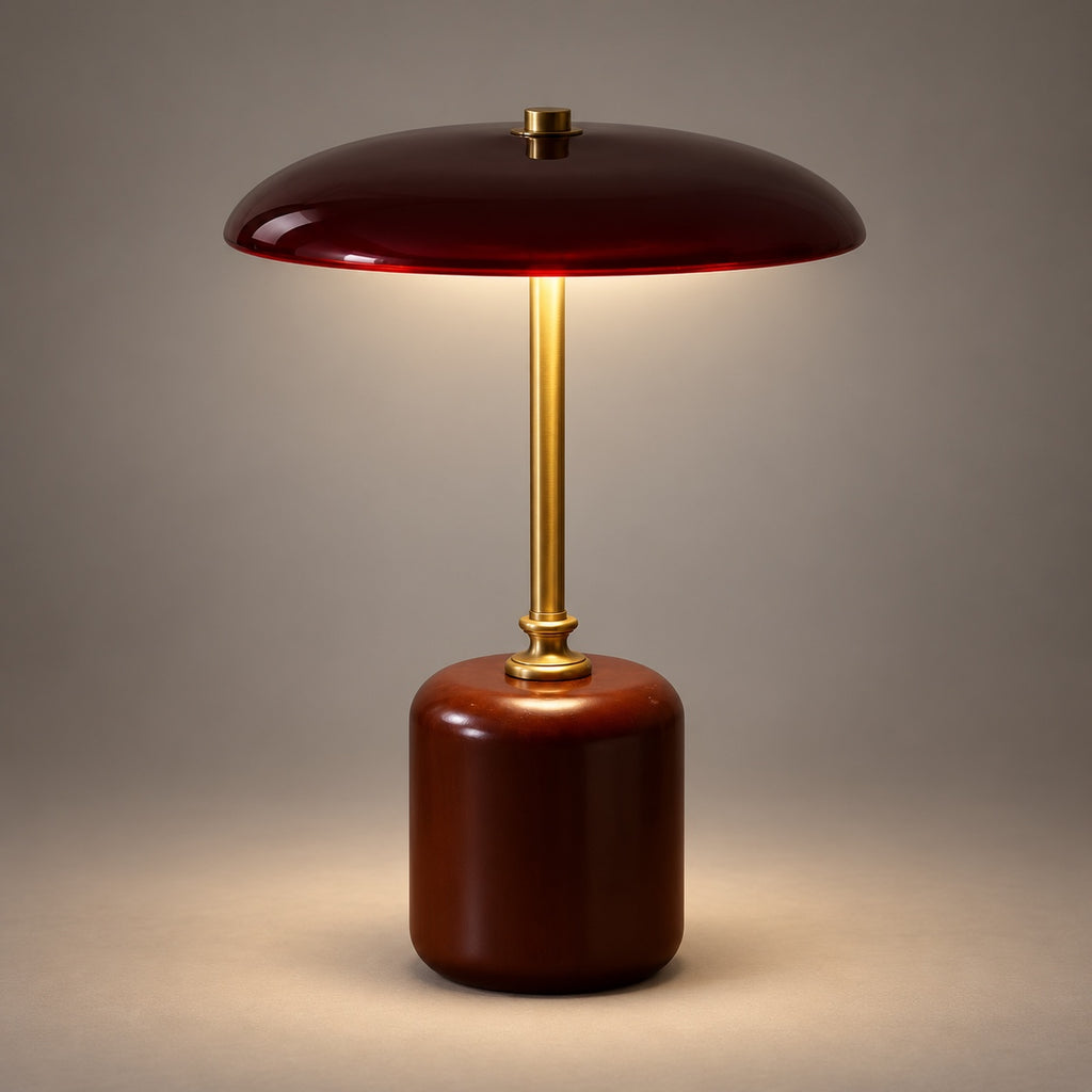 Lampe Merlot allumée, photo studio sur fond gris