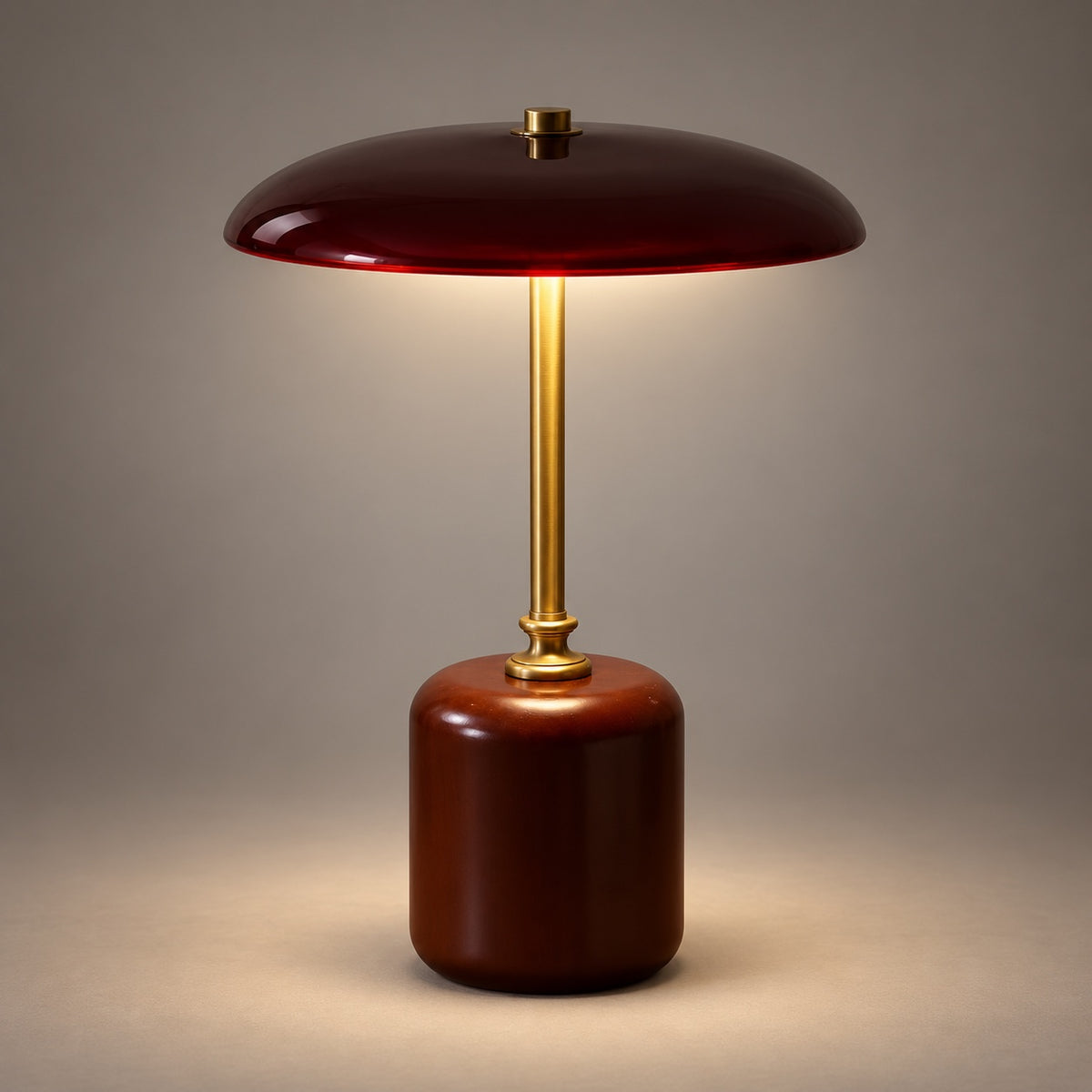 Lampe Merlot allumée, photo studio sur fond gris