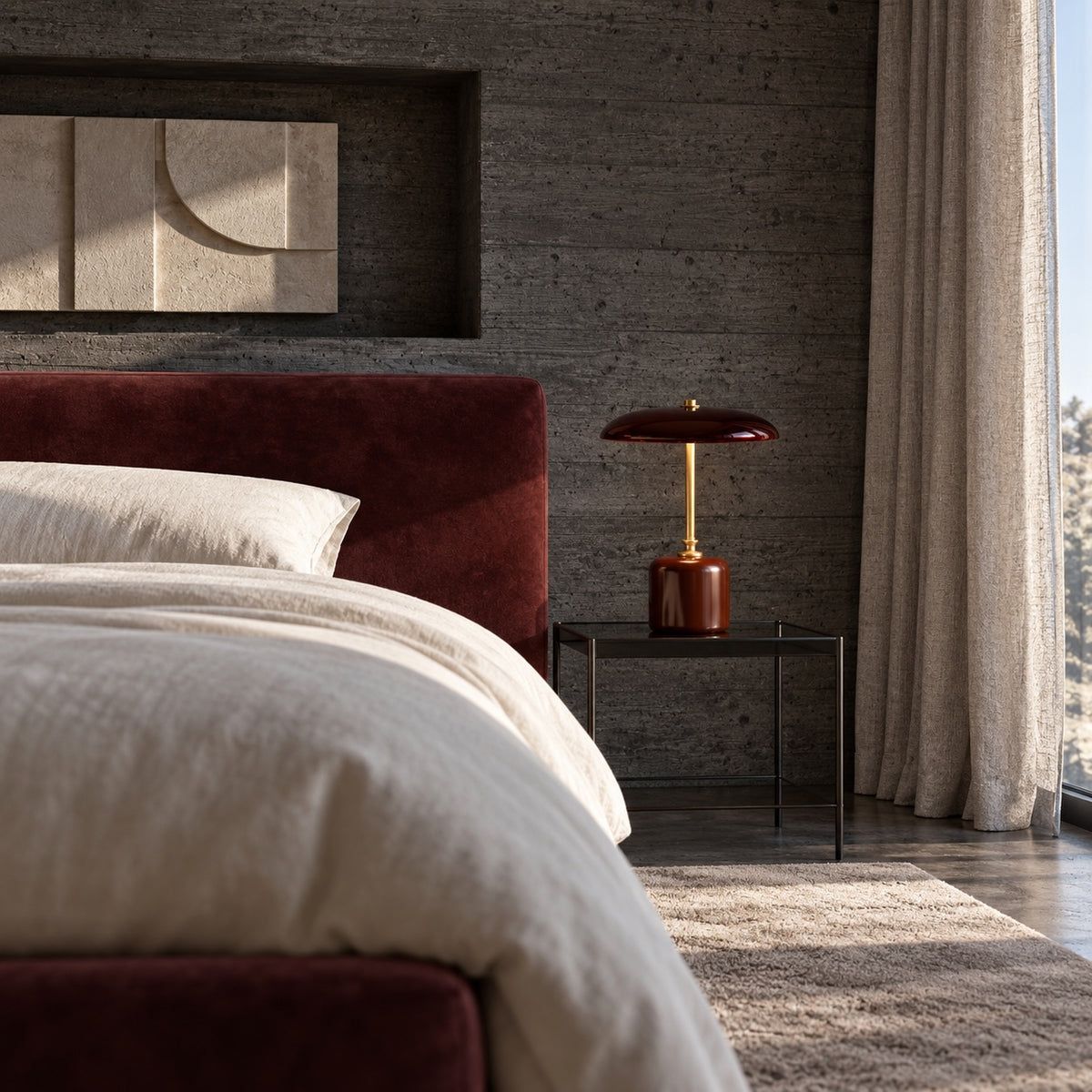Lampe Merlot sur une table de chevet, chambre au lit bordeaux