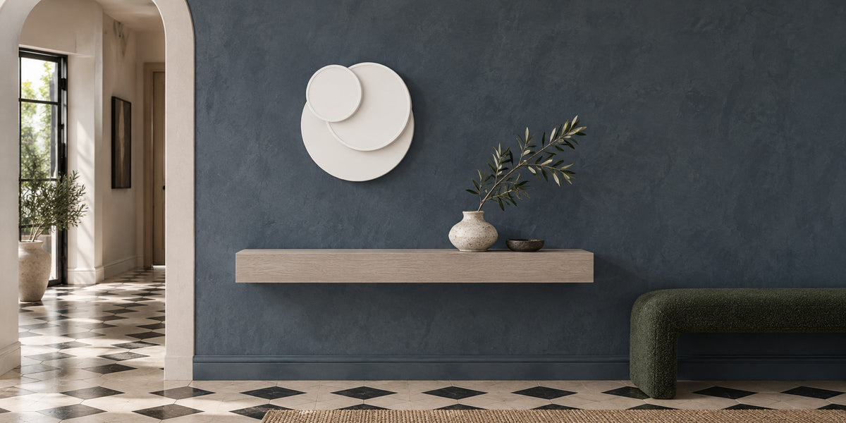 Applique Mezzaluna Lunar White sur un mur bleu d’entrée, au-dessus d’une console, ambiance