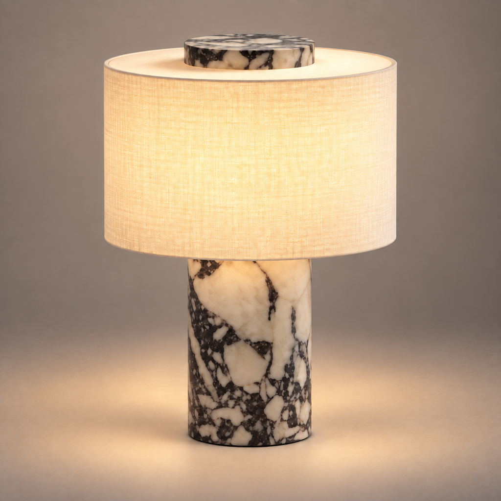 Lampe Obole allumée, photo studio sur fond gris