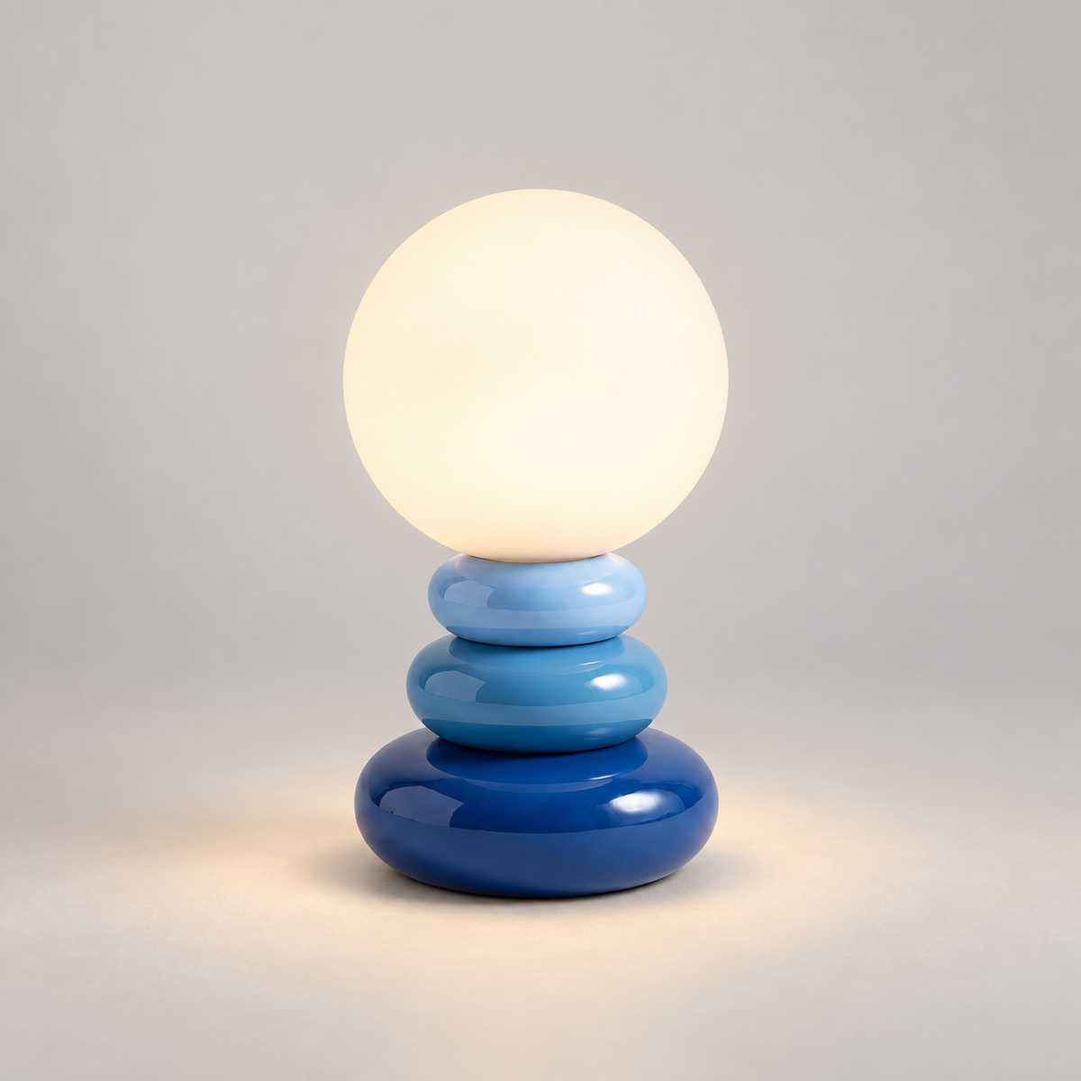 pacific-blue-1 — Lampe Onyx Pacific Blue allumée, photo studio sur fond gris