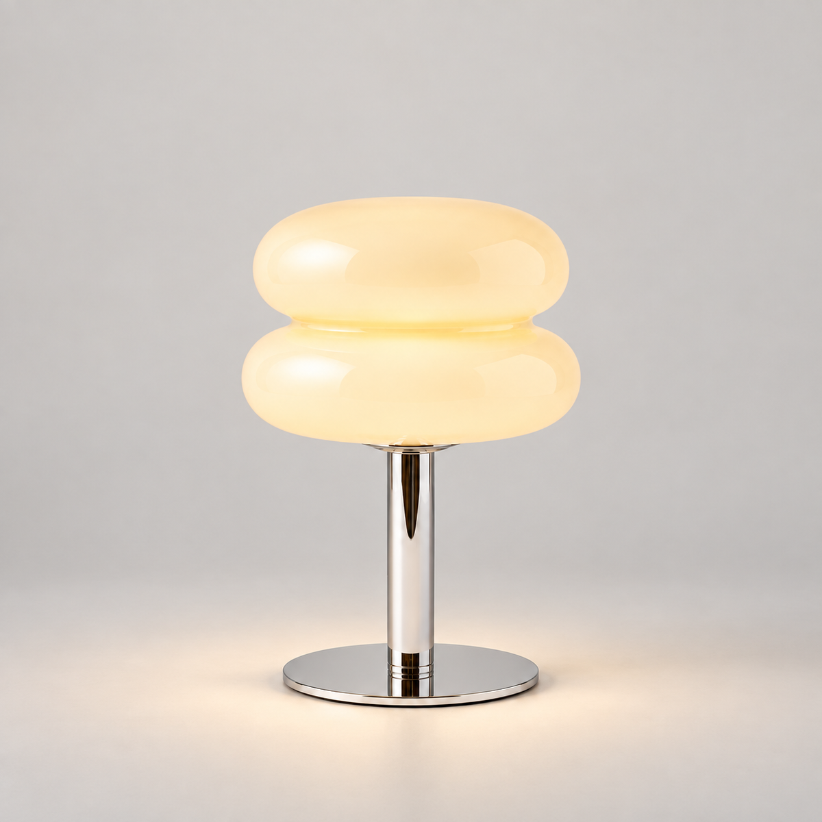 soft-ivory-1 — Lampe Opaline Soft Ivory allumée, photo studio sur fond gris