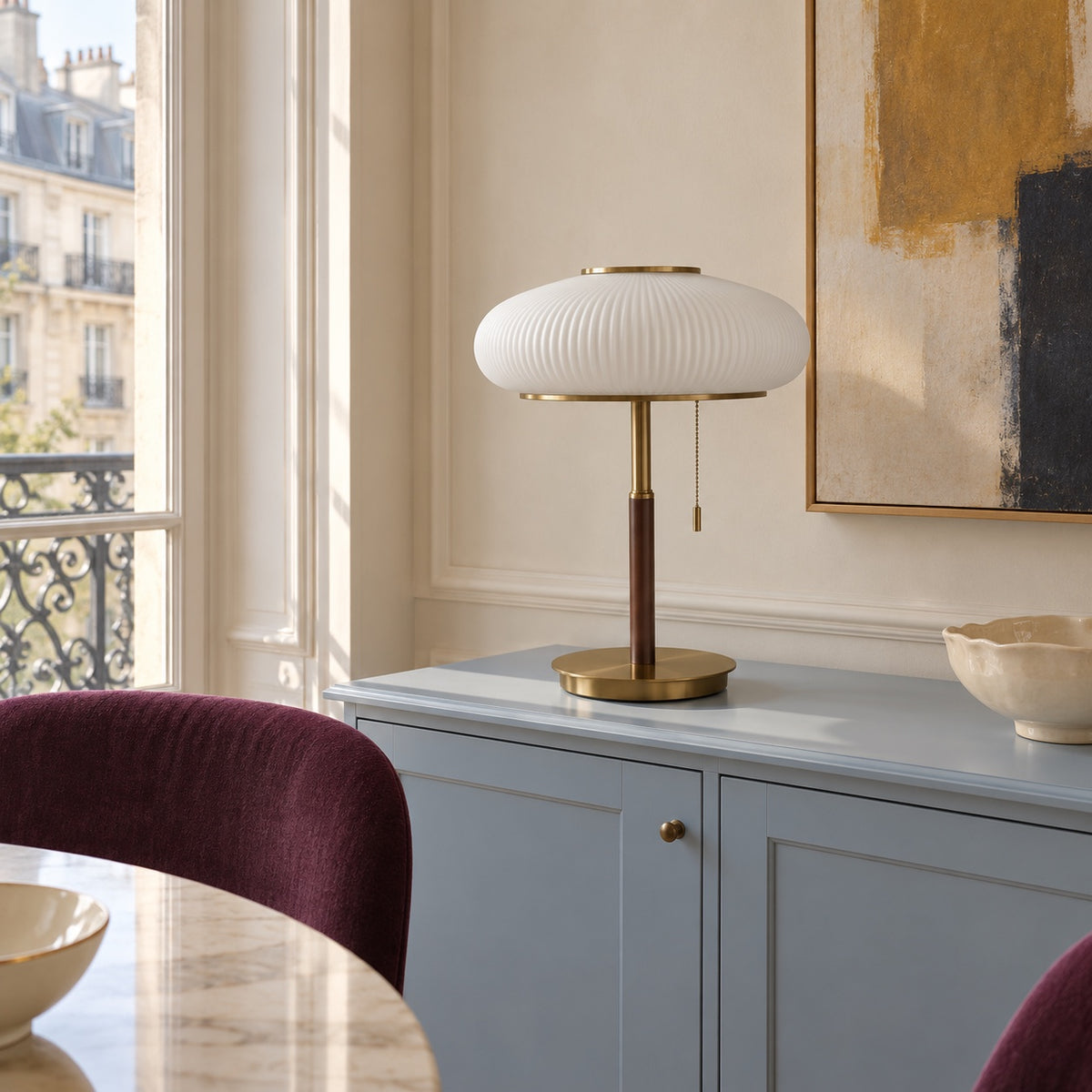 Lampe Oslo sur une console bleu gris, salle à manger lumineuse
