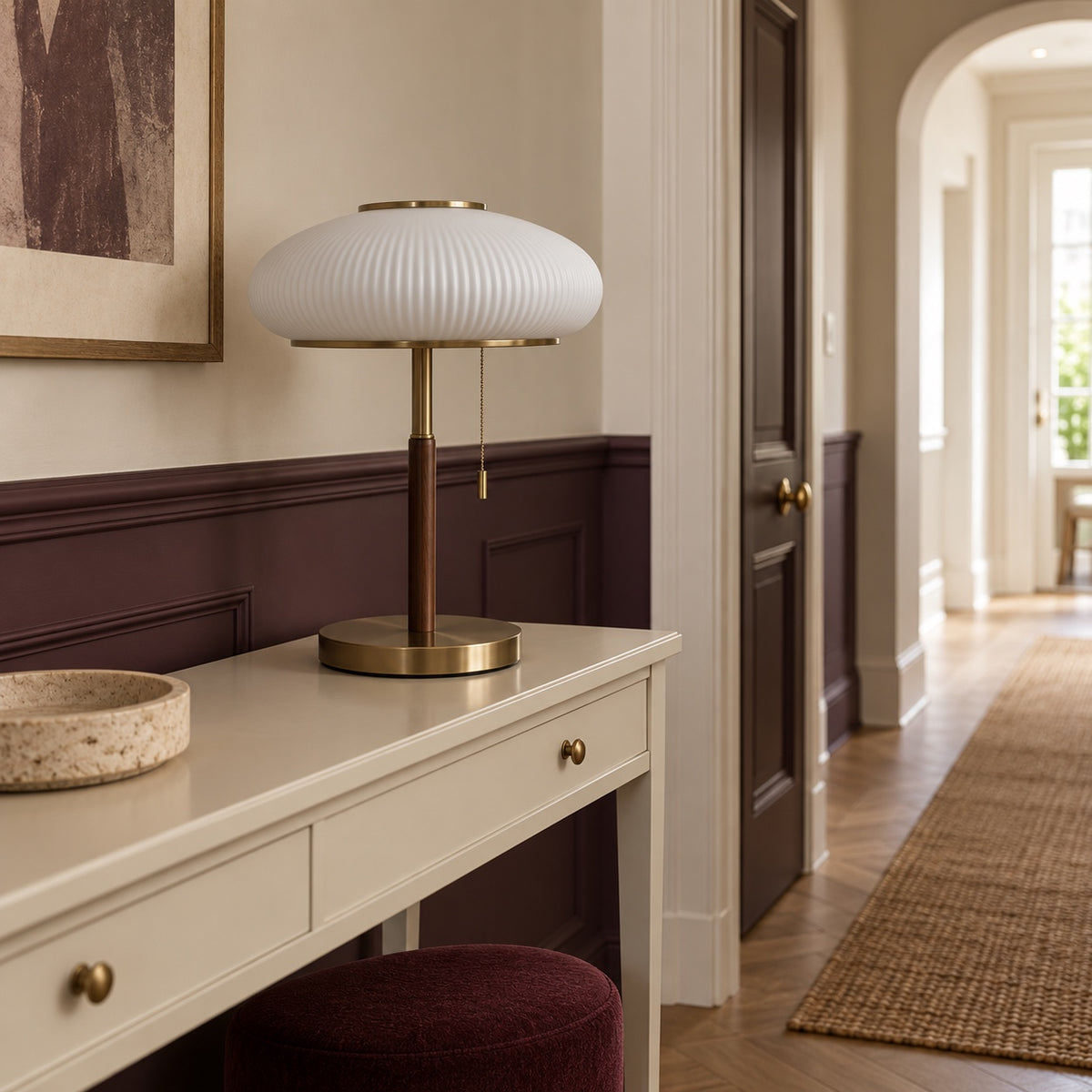 Lampe Oslo sur une console crème, entrée aux boiseries prune