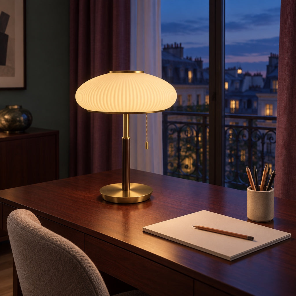 Lampe Oslo allumée sur un bureau en bois, le soir