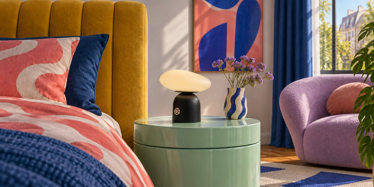 Lampe Pebble allumée sur une table de chevet verte, chambre colorée