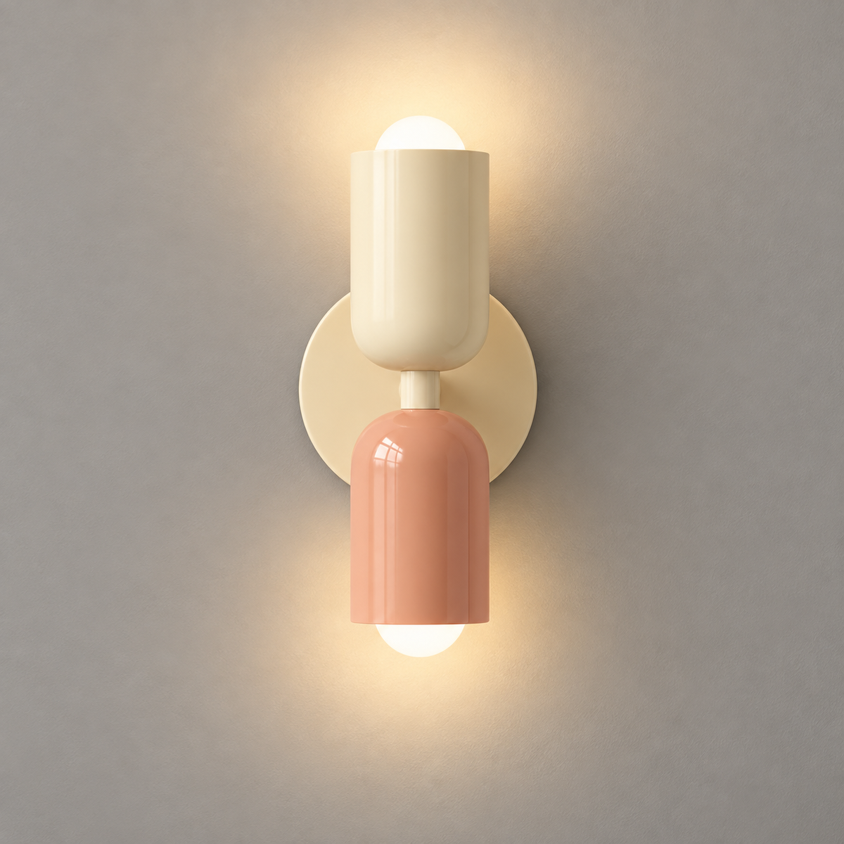 cream-apricot-1 — Applique Solstice Cream Apricot allumée, photo studio sur fond gris