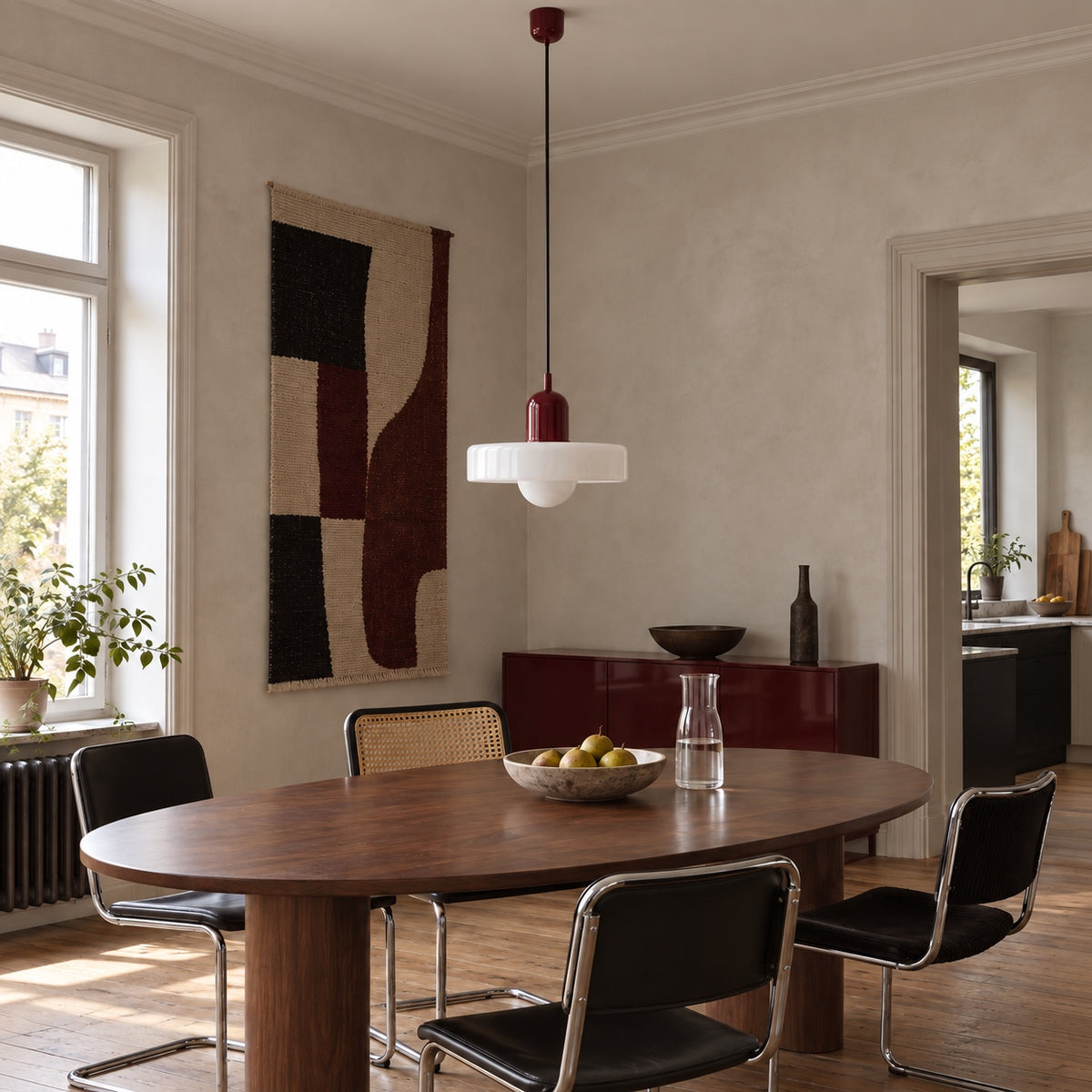 Strata Crimson Nocturne — salon bruxellois, lampe éteinte