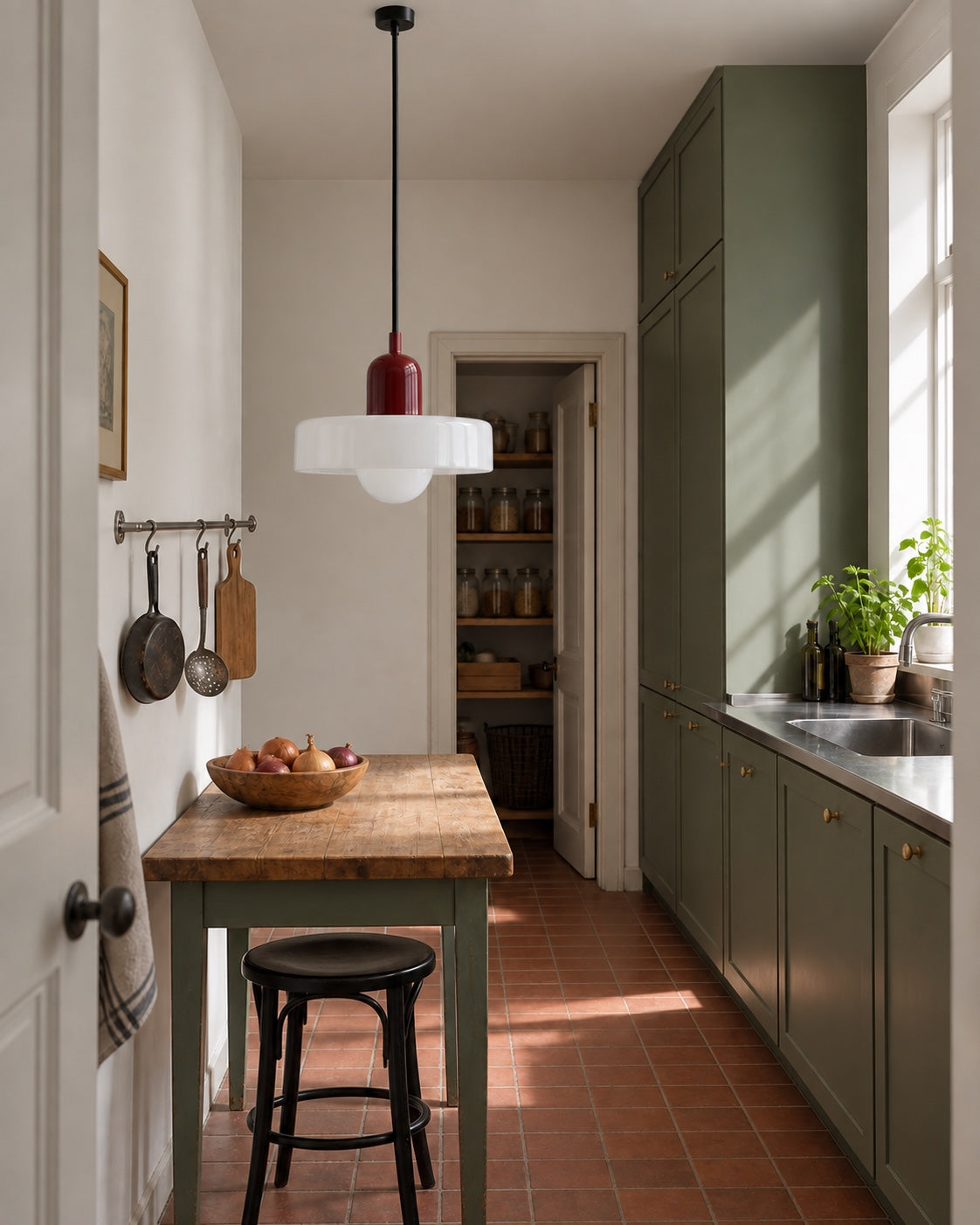 Strata Crimson Nocturne — cuisine berlinoise, lampe éteinte
