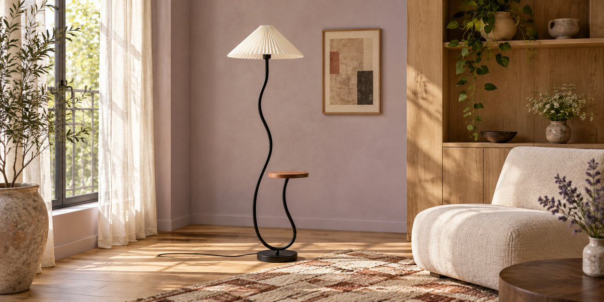 Lampadaire Tavolo dans un salon mauve, près d’un canapé bouclette, ambiance