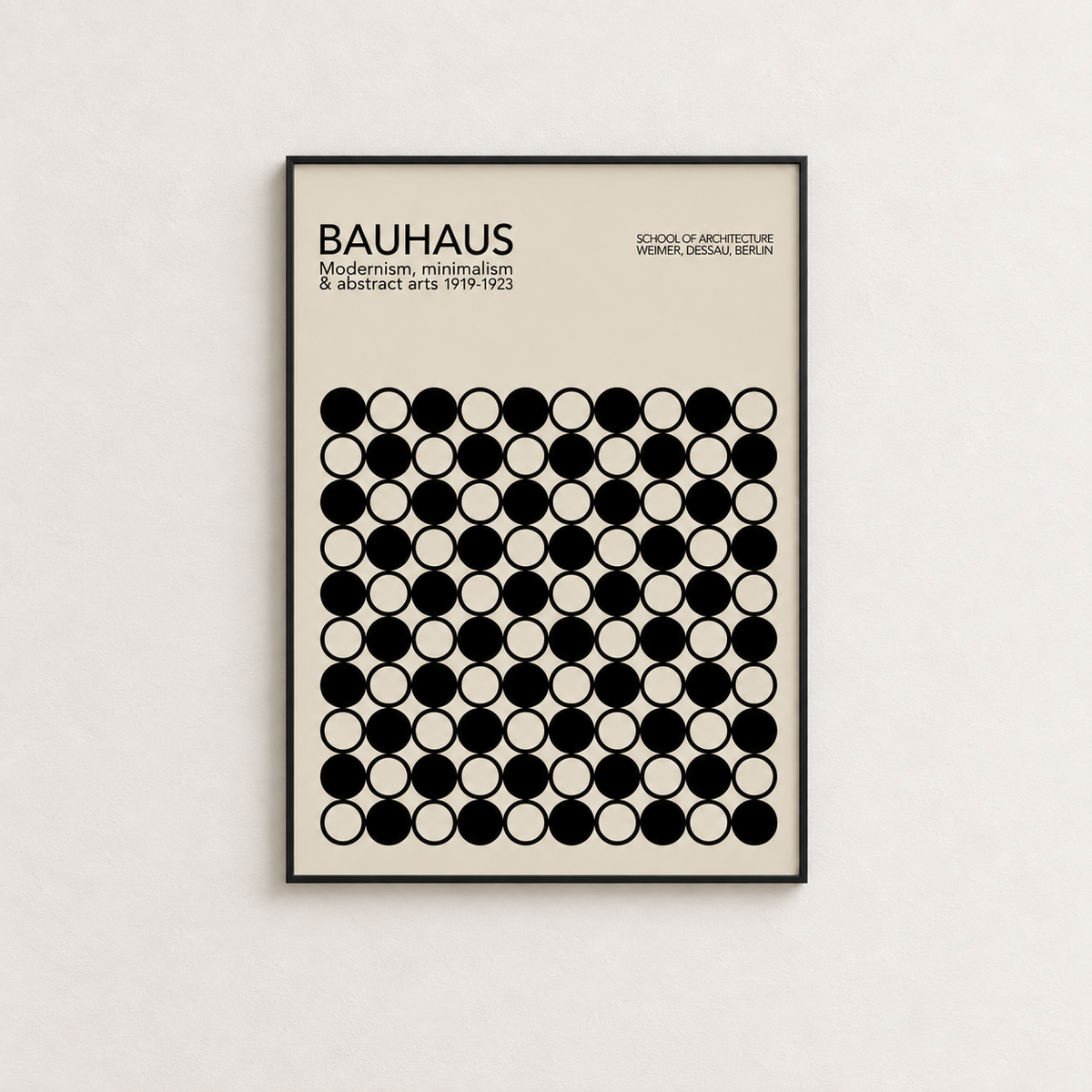 Affiche Tessera encadrée en noir, vue de face, motif Bauhaus de cercles noirs et crème