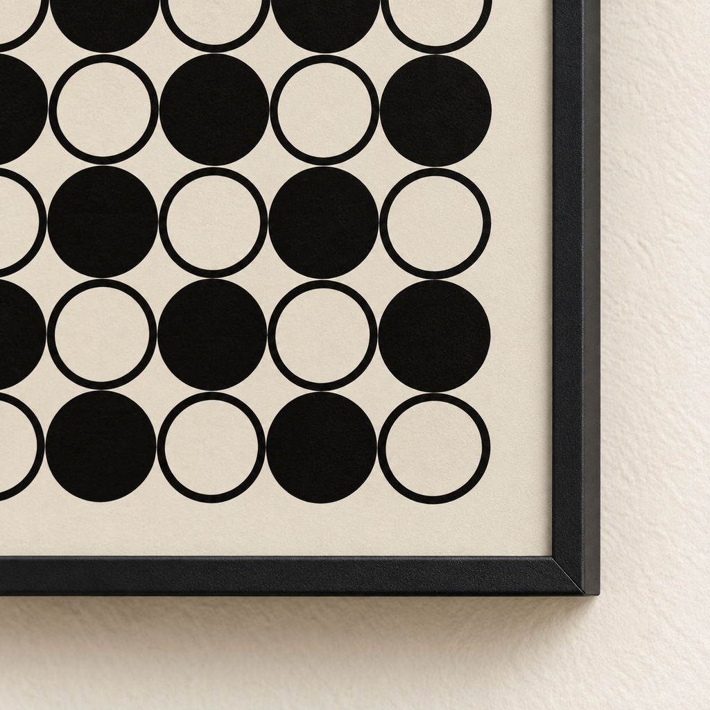Détail du papier mat et du cadre noir de l’affiche Tessera