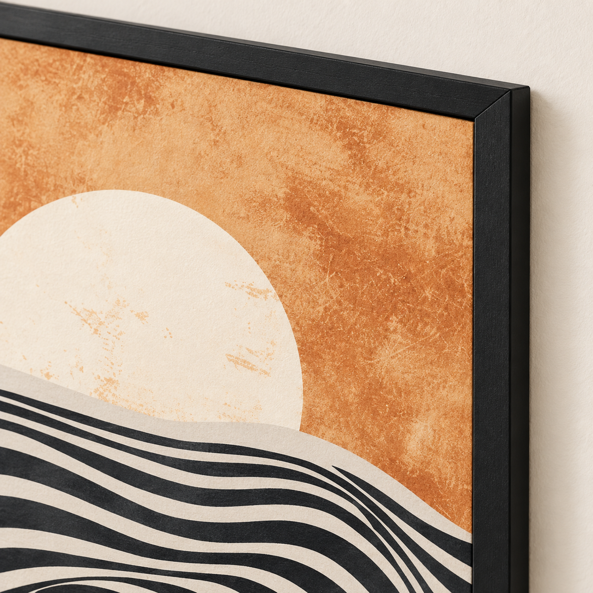 Détail du papier mat, du soleil texturé et du cadre noir de l’affiche Tramonto