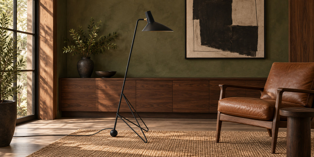 Lampadaire Trespolo dans un salon vert olive, près d’un fauteuil en cuir, ambiance