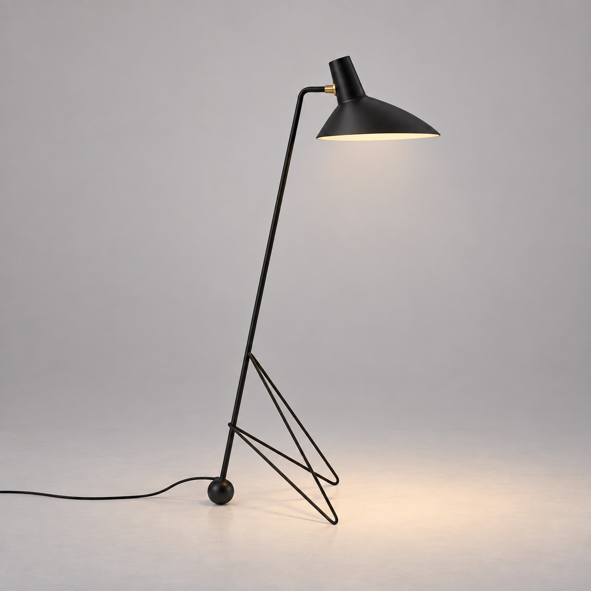 Lampadaire Trespolo allumé, photo studio sur fond gris