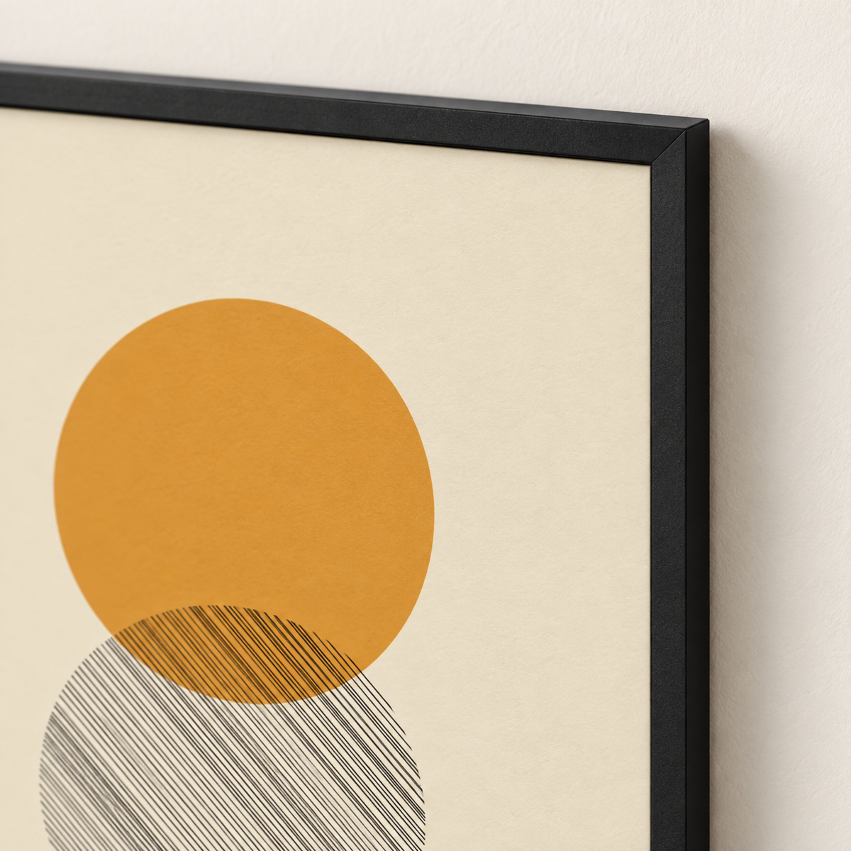Détail du papier mat, des hachures et du cadre noir de l’affiche Trio