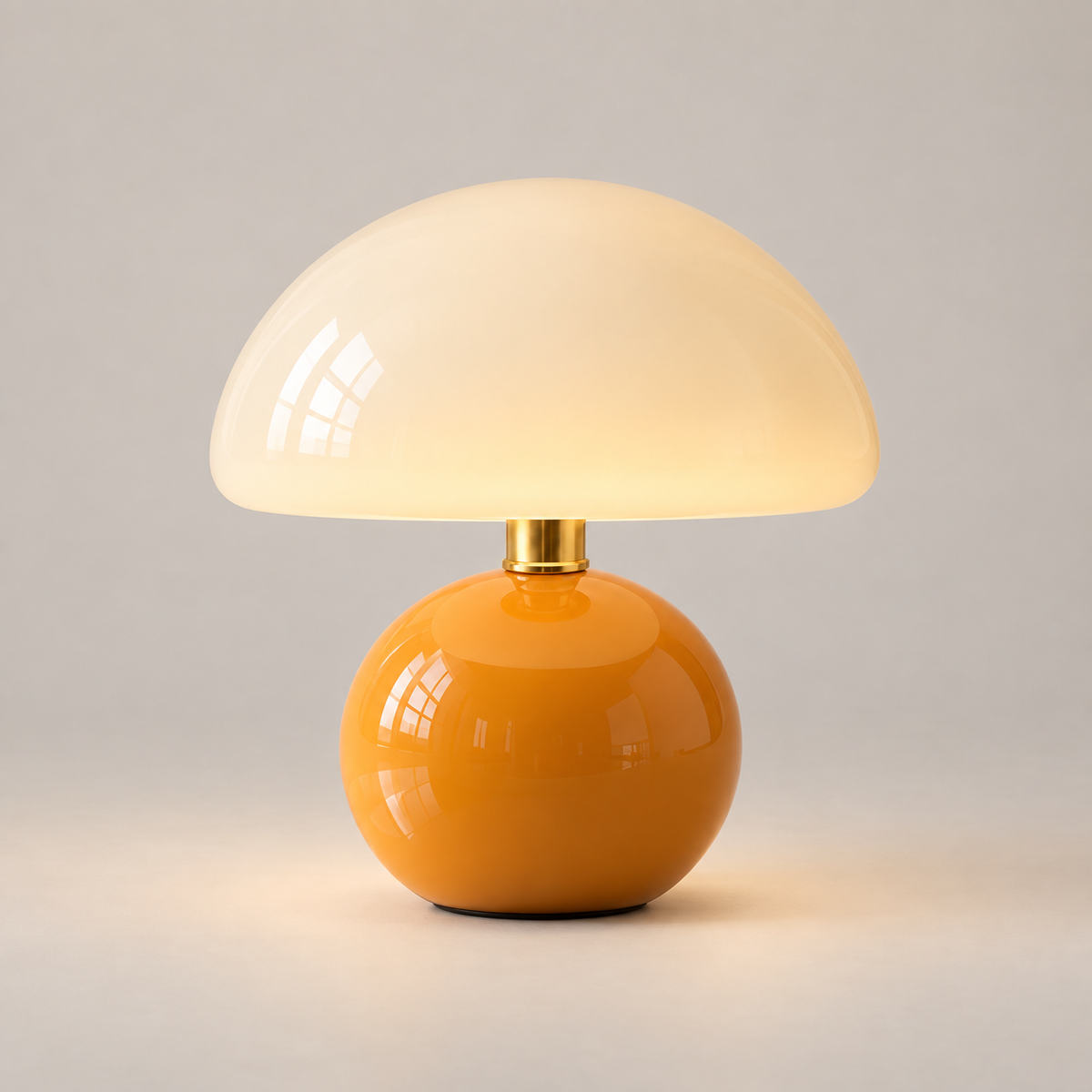 honey-amber-1 — Veilleuse Vesper Honey Amber allumée, photo studio sur fond gris